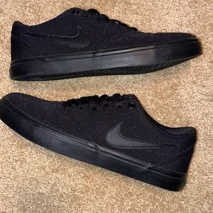 Nike SB low tops 🖤🖤